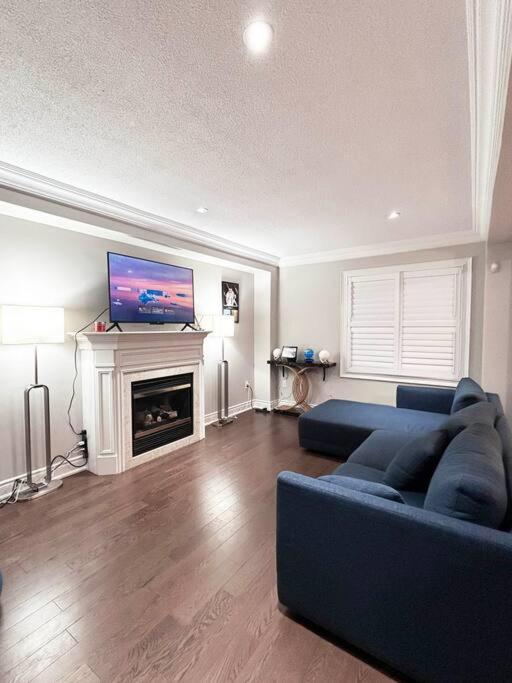 Room In Oshawa, 24/7 Security, Free Parking Экстерьер фото
