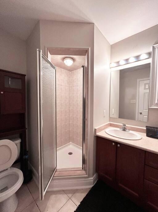 Room In Oshawa, 24/7 Security, Free Parking Экстерьер фото