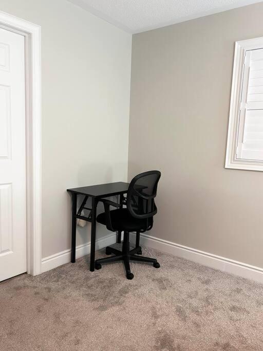 Room In Oshawa, 24/7 Security, Free Parking Экстерьер фото