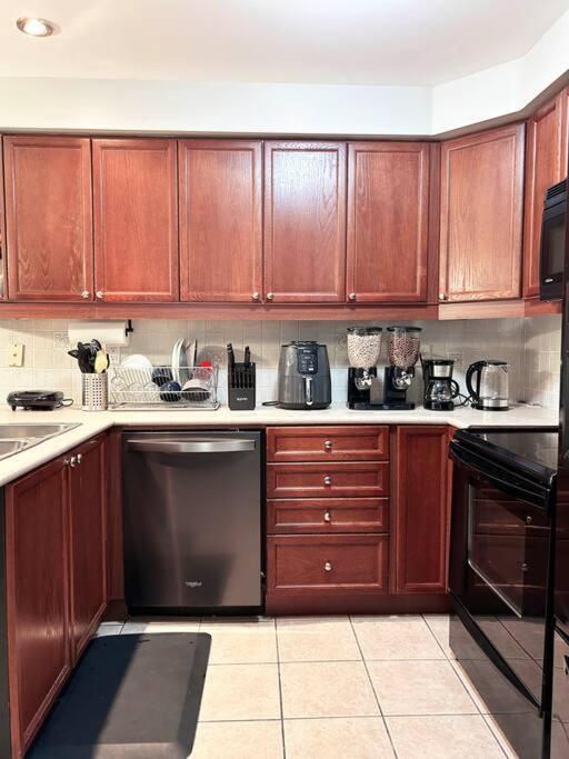 Room In Oshawa, 24/7 Security, Free Parking Экстерьер фото