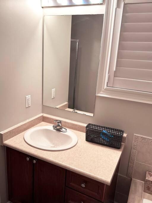 Room In Oshawa, 24/7 Security, Free Parking Экстерьер фото
