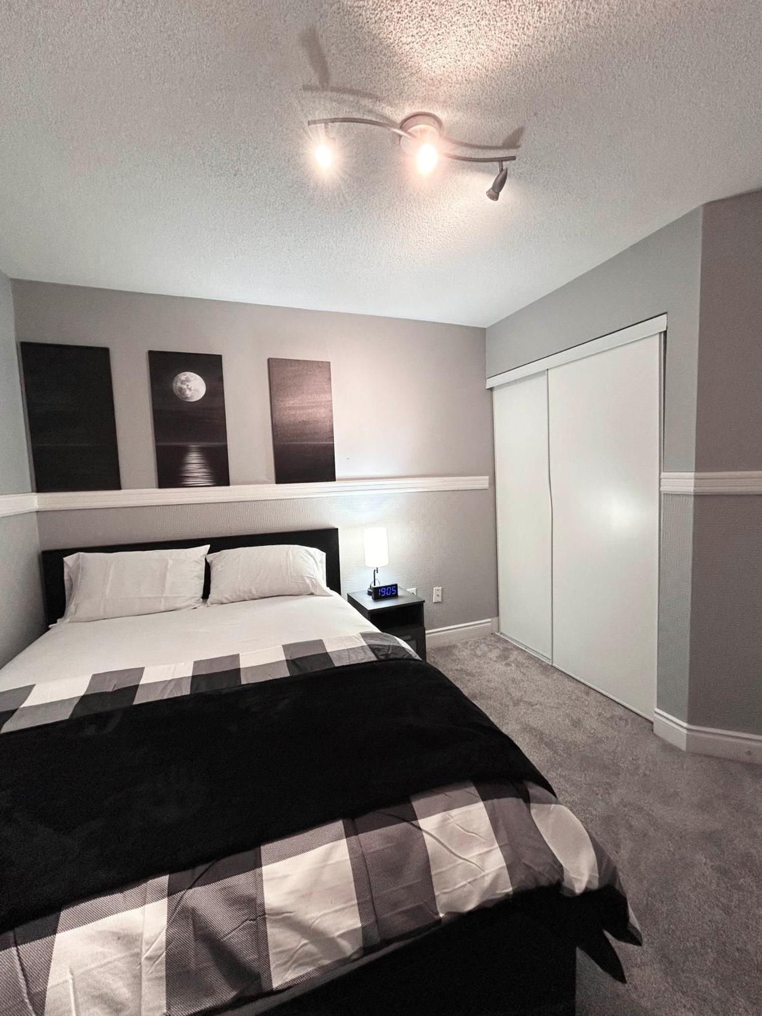 Room In Oshawa, 24/7 Security, Free Parking Экстерьер фото